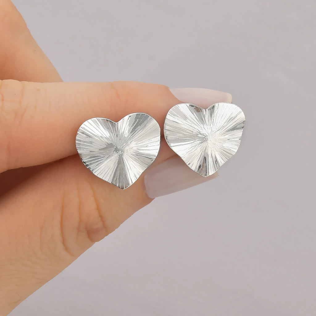 Brinco Coração Folha Martelado 16,4mm de Prata