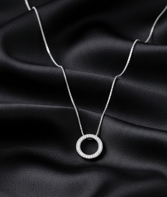 Gargantilha circulo cravejado de prata