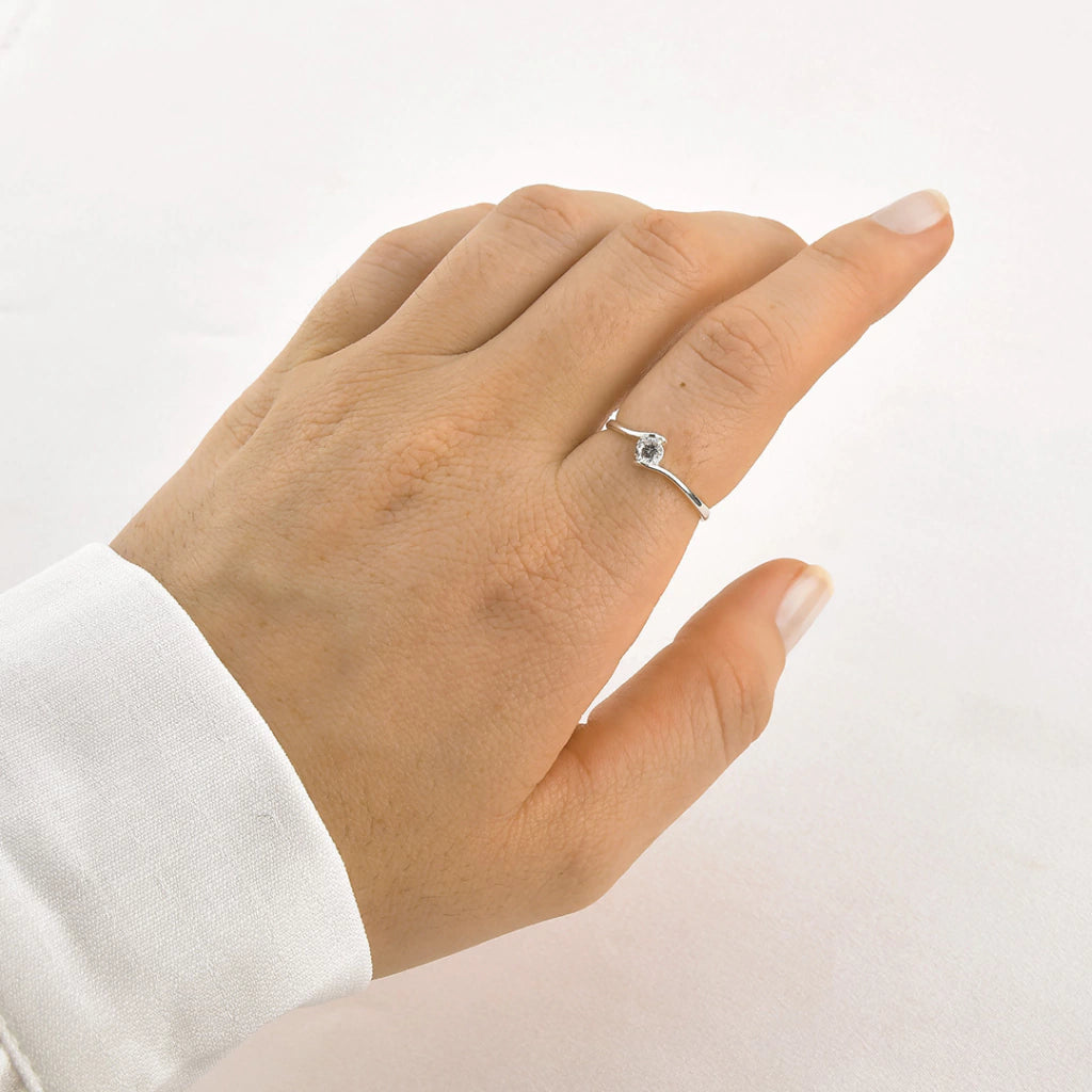 Anel Ondulado Solitário Cristal